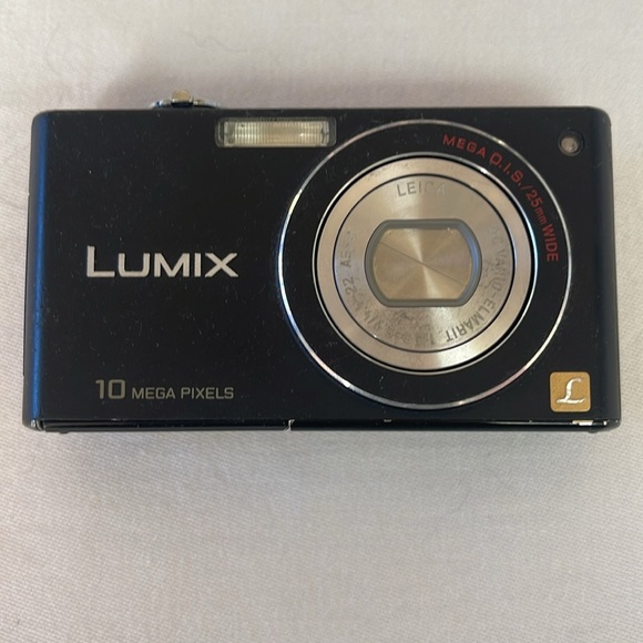 Panasonic FX37 LUMIX Camera - Picture 2 of 16
